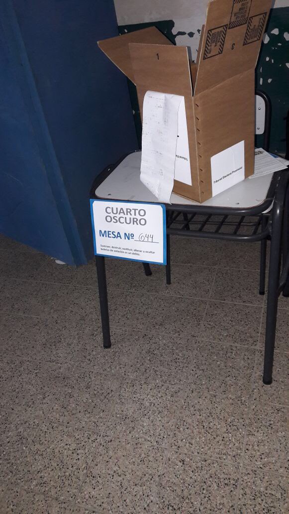 nachitomorris's tweet photo. Al = q en Venezuela, hoy en #SanLuis se lleva adelante adelante una elección trucha.Sin listas ni fiscales y urnas abiertas.Basta de feudos! https://t.co/4WPG4Cp4da