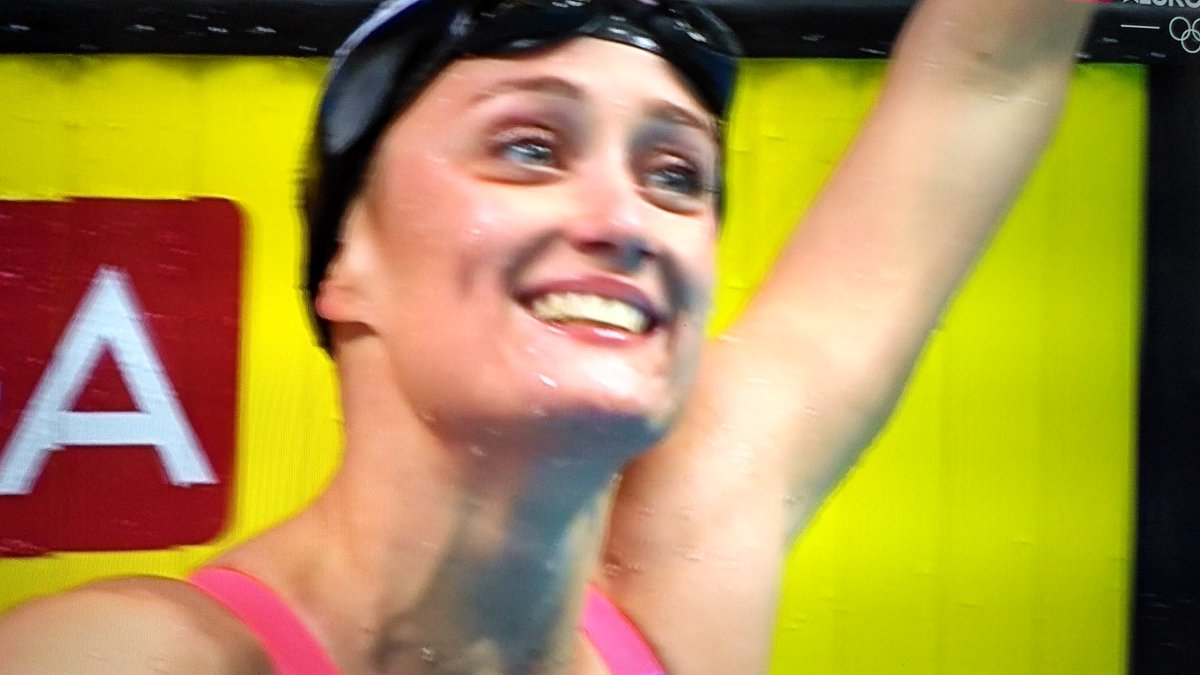 COE_es's tweet photo. #Natación ¡LEYENDA @miss_belmont ! Se cuelga LA PLATA en 400 estilos y suma SU TERCERA MEDALLA EN EL MUNDIAL con 4:32.17. ¡ESPECTACULAR! https://t.co/rMgroliGcq