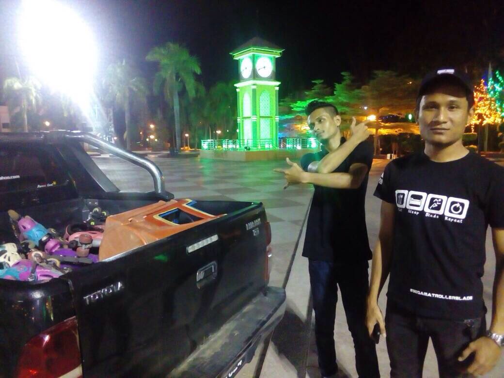 asyrafazmi20's tweet photo. Rollerblades Segamat coming back��🤘🏻.. bertempat di Dataran Segamat.. main sampai lebam 😘😘😘 hanya rm 8 sahaja😎🤘🏻 https://t.co/p9G6GLAflh