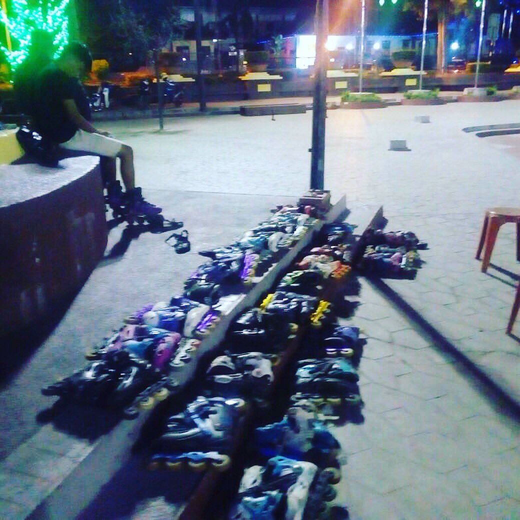 asyrafazmi20's tweet photo. Rollerblades Segamat coming back��🤘🏻.. bertempat di Dataran Segamat.. main sampai lebam 😘😘😘 hanya rm 8 sahaja😎🤘🏻 https://t.co/p9G6GLAflh