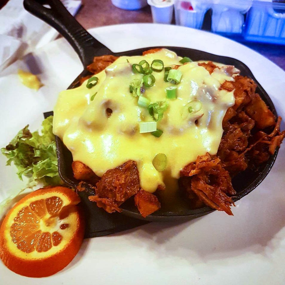 We know a thing or two about brunch🍴Come on down and experience our Pulled Pork Hash, the true King of the North!