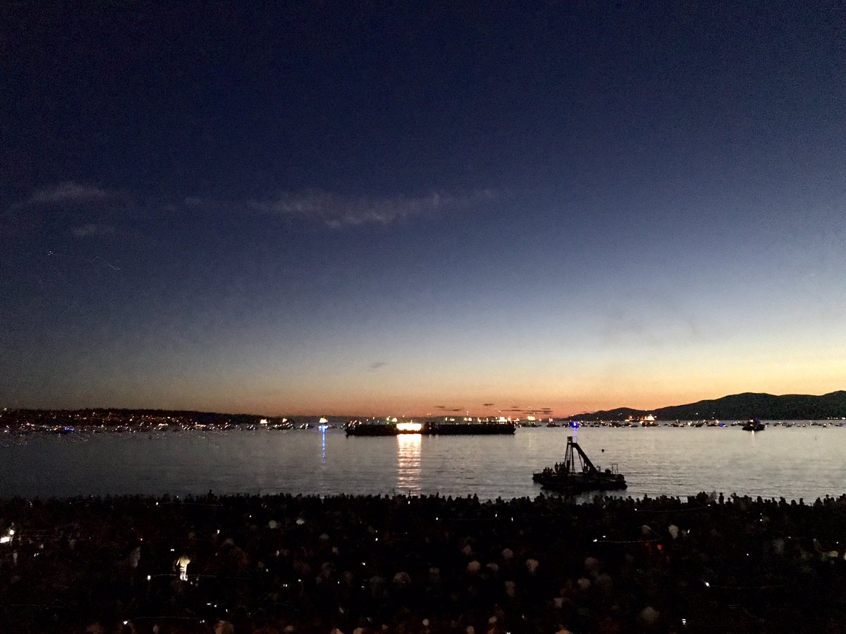 farhanmohamed's tweet photo. A before and after... Everyone trying to capture that perfect Insta moment. #CelebOfLight https://t.co/8zo0OgGfG1