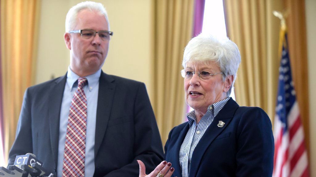 hartfordcourant's tweet photo. Report: ACA reduced the state’s uninsured rate by 45 percent https://t.co/WvFn9YeGdV https://t.co/M6zMremNM6