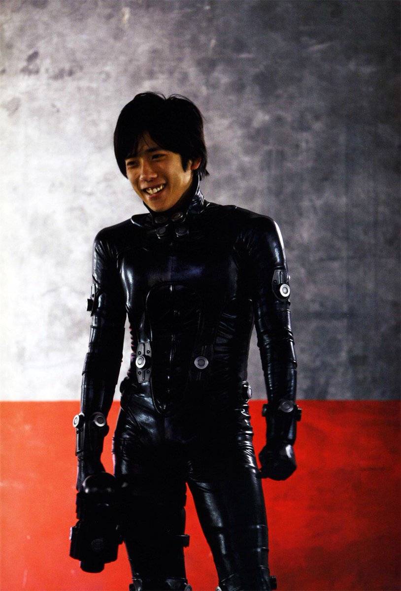 3. 간츠, 간츠퍼펙트앤서 (2011) 처음 본 니노 영화. 좋아하는 장르도 아닌데 왜 제일 처음 본 건지는 모르겠지만, 아마 수트 입은 니노가 섹시했기...