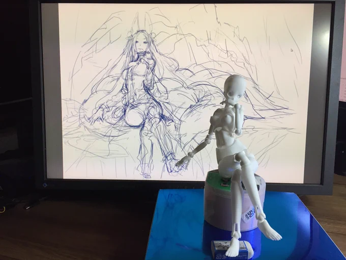 自分の作画スタイルに合わすのはかなり難しそうだけど、一度描いたラフポーズをドールに起こして手の角度変えたり画角変えてみたり検討するのには使えるかもしれない 
