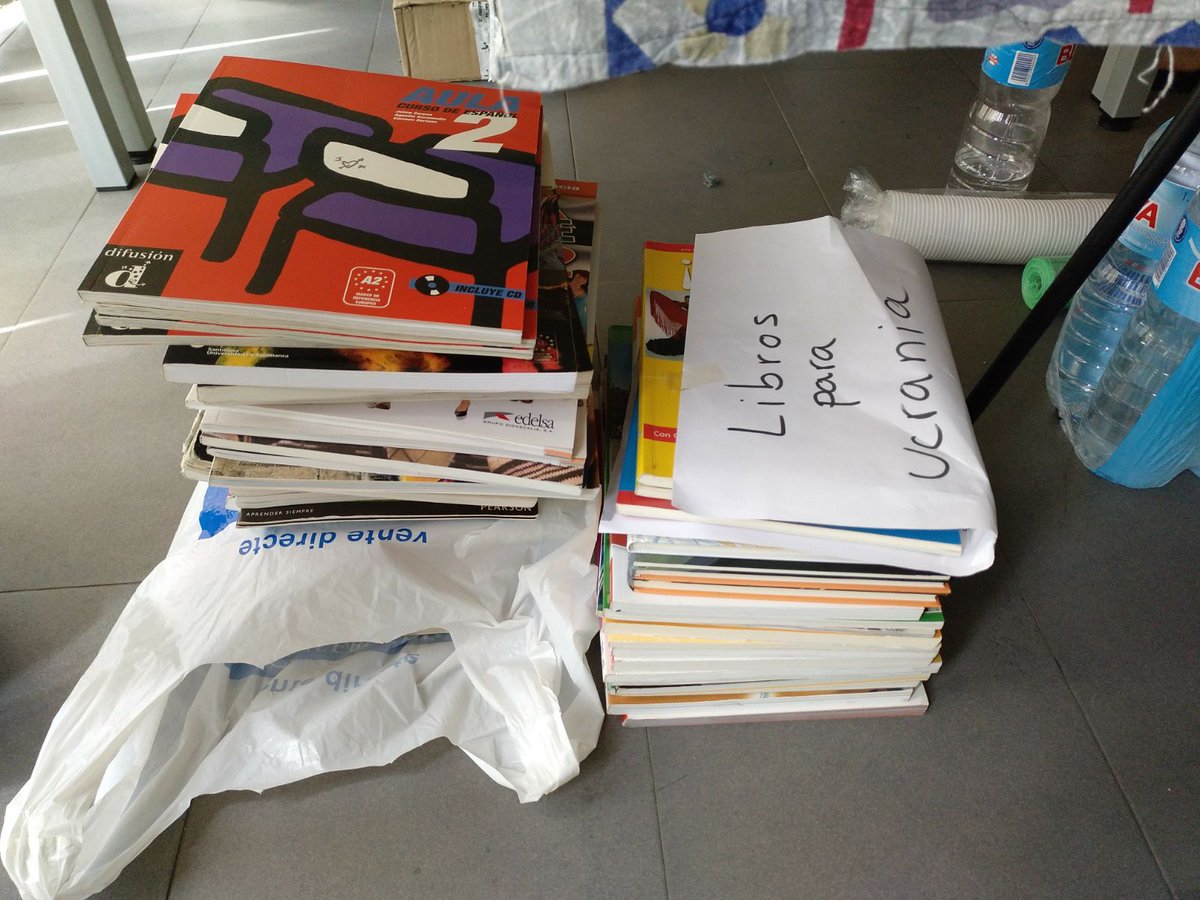 Tatiana_Gunko's tweet photo. Gracias a los participantes del #ProfeDeELE17 por los libros! Sois increíbles! Saludos desde Ucrania https://t.co/AJFe6K11uG
