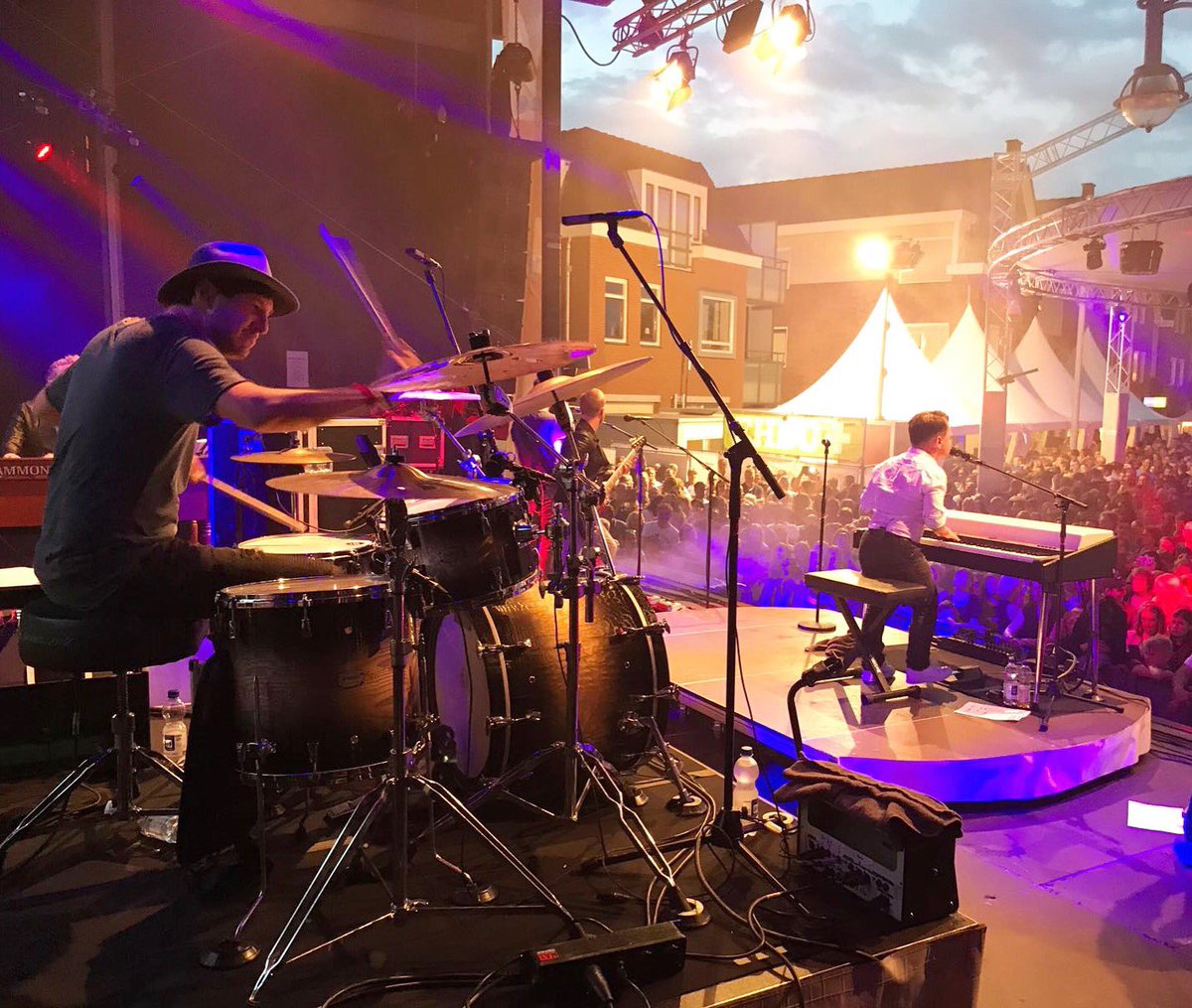 jimmyvdn's tweet photo. Gisteren de laatste VanVelzen voor de zomerstop... WIERDEN UIT! #rocknroll https://t.co/eBUBOLM0bJ