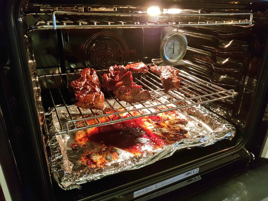 LividEye's tweet photo. Char siew roast is a success I think... #chinesefood #guysthatcook #roast #charsiew #dinnerisready #dinnerwithfriends #dinnerdate #dinner https://t.co/dWBMSFeNO8