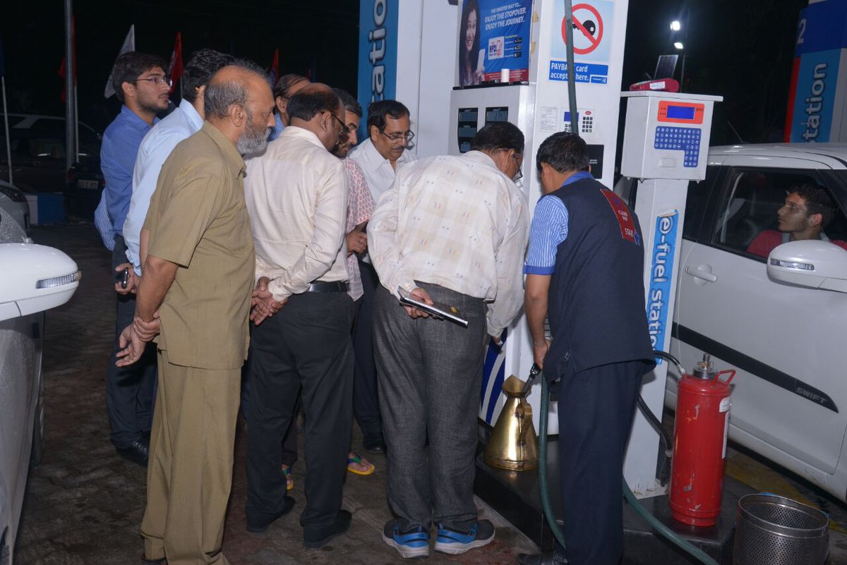 HPCL's tweet photo. सहीगुणवत्ता पूरीमात्रा-जांचो परखो फिरभरो
Q&amp;Q Assirance Campaign launched at COMCO Vidyadharnagar by Dy Chief Controller PESO Dr AP Singh. https://t.co/clcZbEAzVU