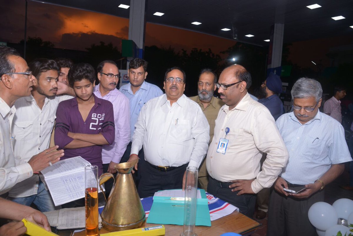 HPCL's tweet photo. सहीगुणवत्ता पूरीमात्रा-जांचो परखो फिरभरो
Q&amp;Q Assirance Campaign launched at COMCO Vidyadharnagar by Dy Chief Controller PESO Dr AP Singh. https://t.co/clcZbEAzVU
