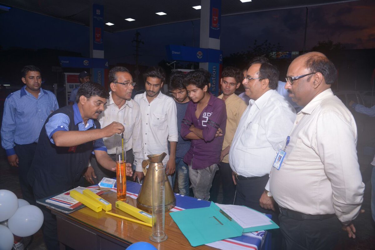 HPCL's tweet photo. सहीगुणवत्ता पूरीमात्रा-जांचो परखो फिरभरो
Q&amp;Q Assirance Campaign launched at COMCO Vidyadharnagar by Dy Chief Controller PESO Dr AP Singh. https://t.co/clcZbEAzVU