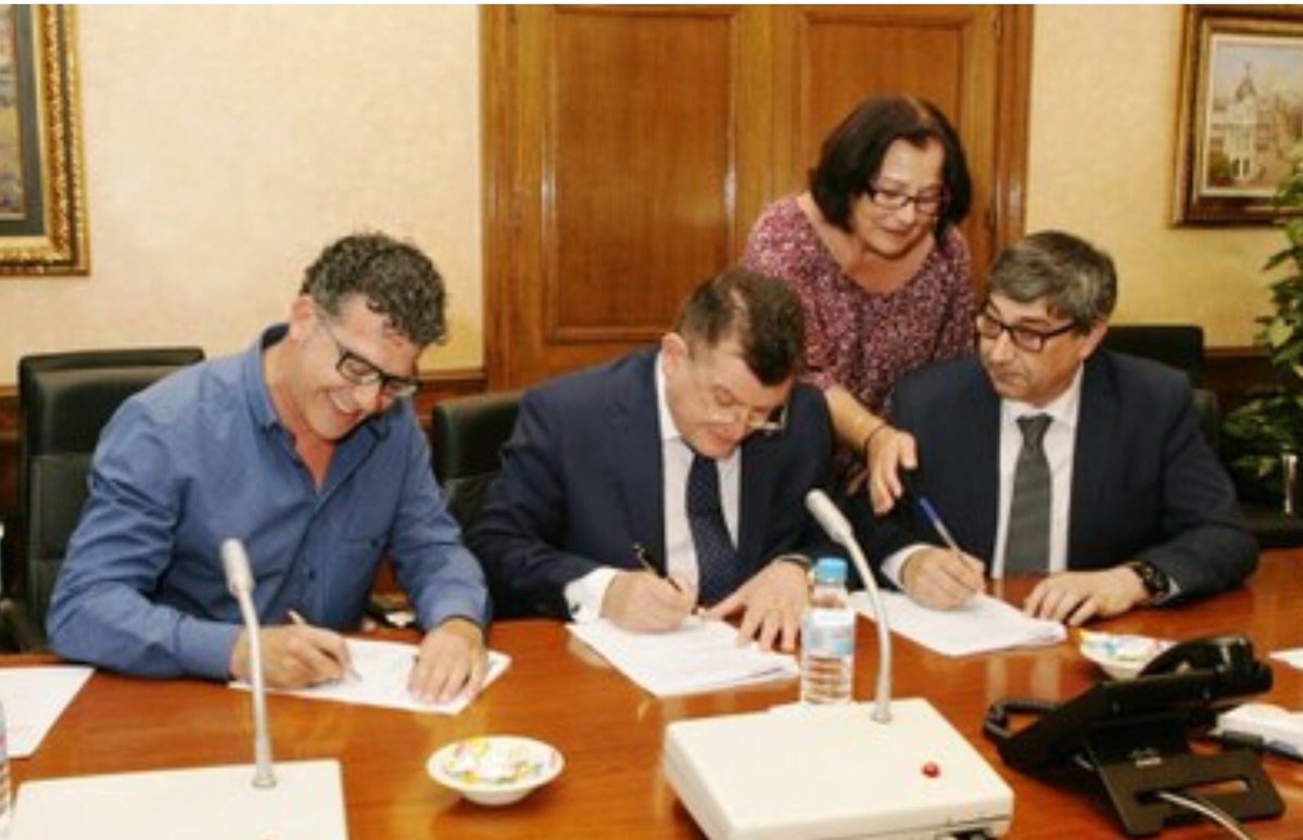 UTOUGT_C_REAL's tweet photo. FIRMANDO EL XVI CONVENIO COLECTIVO DE LA ONCE Y SU PERSONAL. https://t.co/3orsac6NIW https://t.co/nTztcGdQ8J