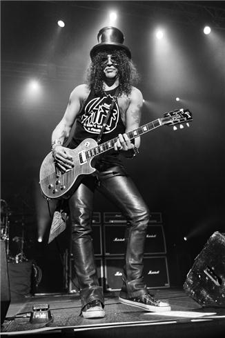 Happy birthday to one of the greatest guitarist of all time; Slash - 52 today.    