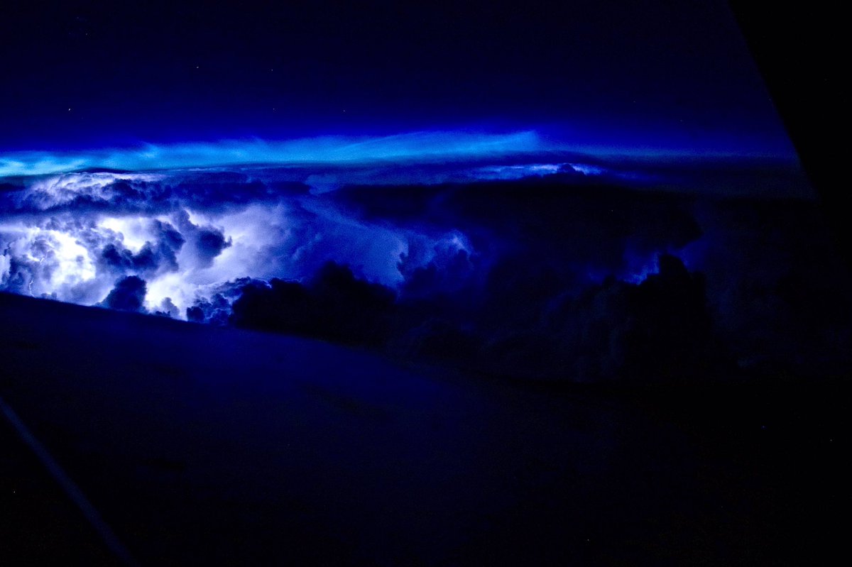 fowaters's tweet photo. Dodging weather over the Atlantic last night. #thunderstorms #AVGEEK #gander #atlanticstorms #BA282 #BA #Pilot #canon #760d https://t.co/xsx2wNO6ua