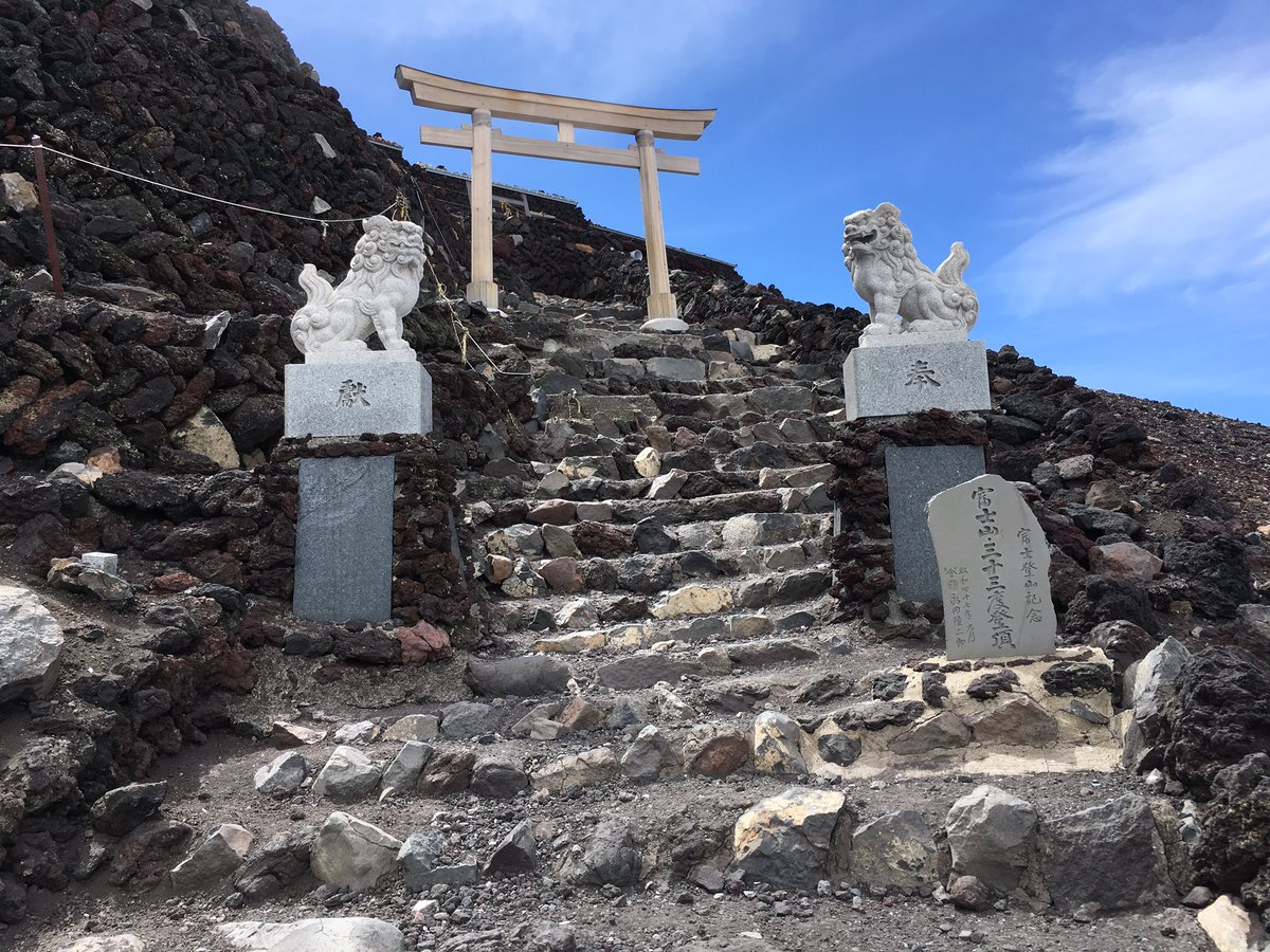 yukioto2's tweet photo. 山頂のアップしていませんでした。左のメガネのキャップが私です。 https://t.co/7EE13a7QZ0