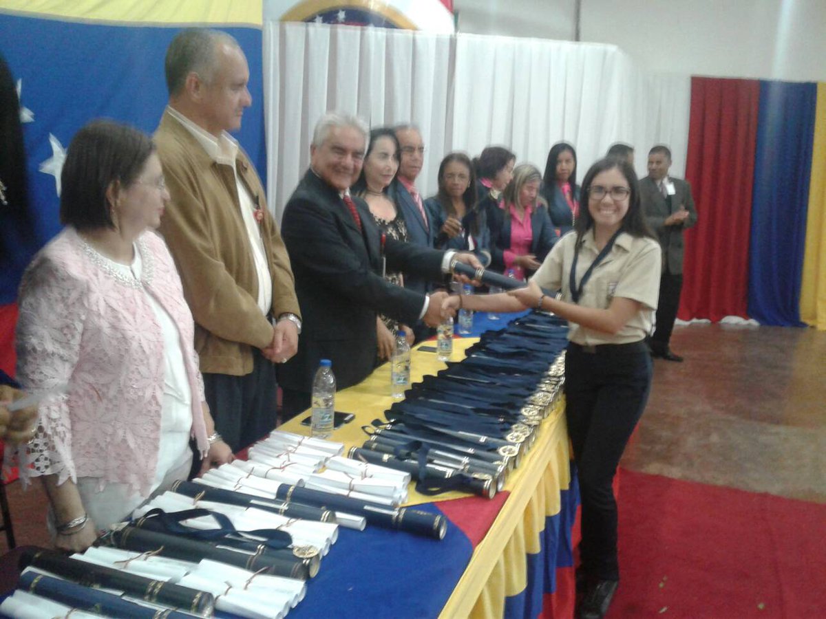 Ferrominera_CVG's tweet photo. ¡Orgullo en familia Ferrominera! 145 bachilleres egresaron de UEC Mario Lezama Esquivel. Sean los Bolívar del mañana @JAriasPalacio #23Jul https://t.co/VBU20tsMEx