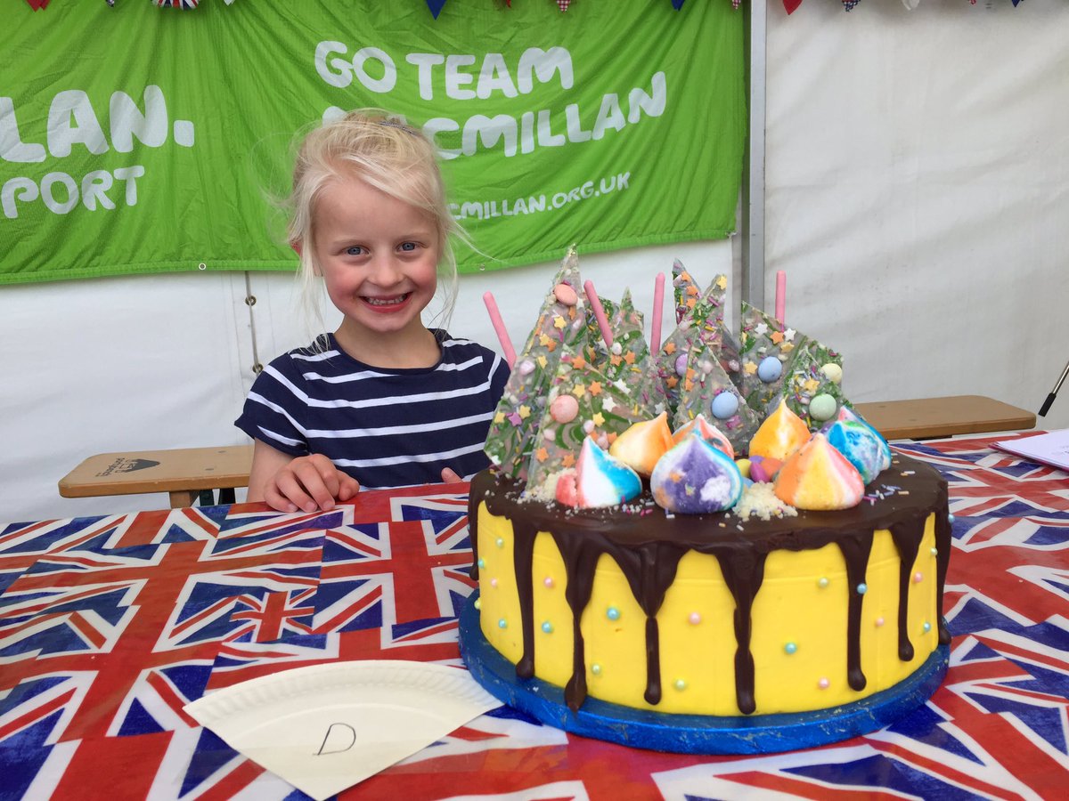 Andy_Dingaling's tweet photo. Loving the #GreatBritishCAKEoff at @GBfoodfestival with @Ugne_Bakes &amp; @HowardMiddlebun @RedLetterDaysUK @RLDZerrin https://t.co/WX4areMbJ8