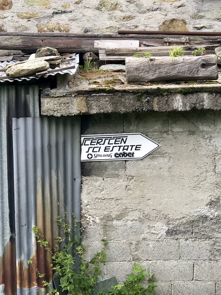 C'era una volta ... e comunque il cartello è in condizioni migliori che tutto il contesto ... #Valmalenco #sci estivo