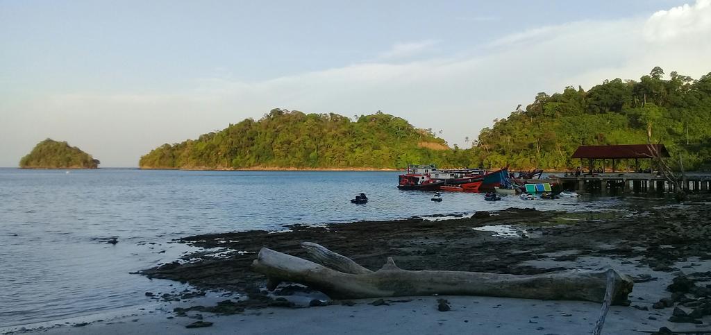 genpiaceh's tweet photo. @genpi_id @aceh_disbudpar @pesonaid_travel @Kemenpar_RI @donkardono @iloveaceh @ebo_mansyur @ayo_jalan2 @NegeriID @artadibudiharja @GenPiSumsel @GenpiSumbar @GenpiKepri @genpiJOGJA @GenPIJateng @genpibanten @GenPINTB @GenPiJatim @GenpiJabar @GenPI_NTT Pulo Aceh merupakan gugusan pulau yg dianggap daerah paling barat Indonesia #PesonaPuloAceh https://t.co/cHfu0pzP6u