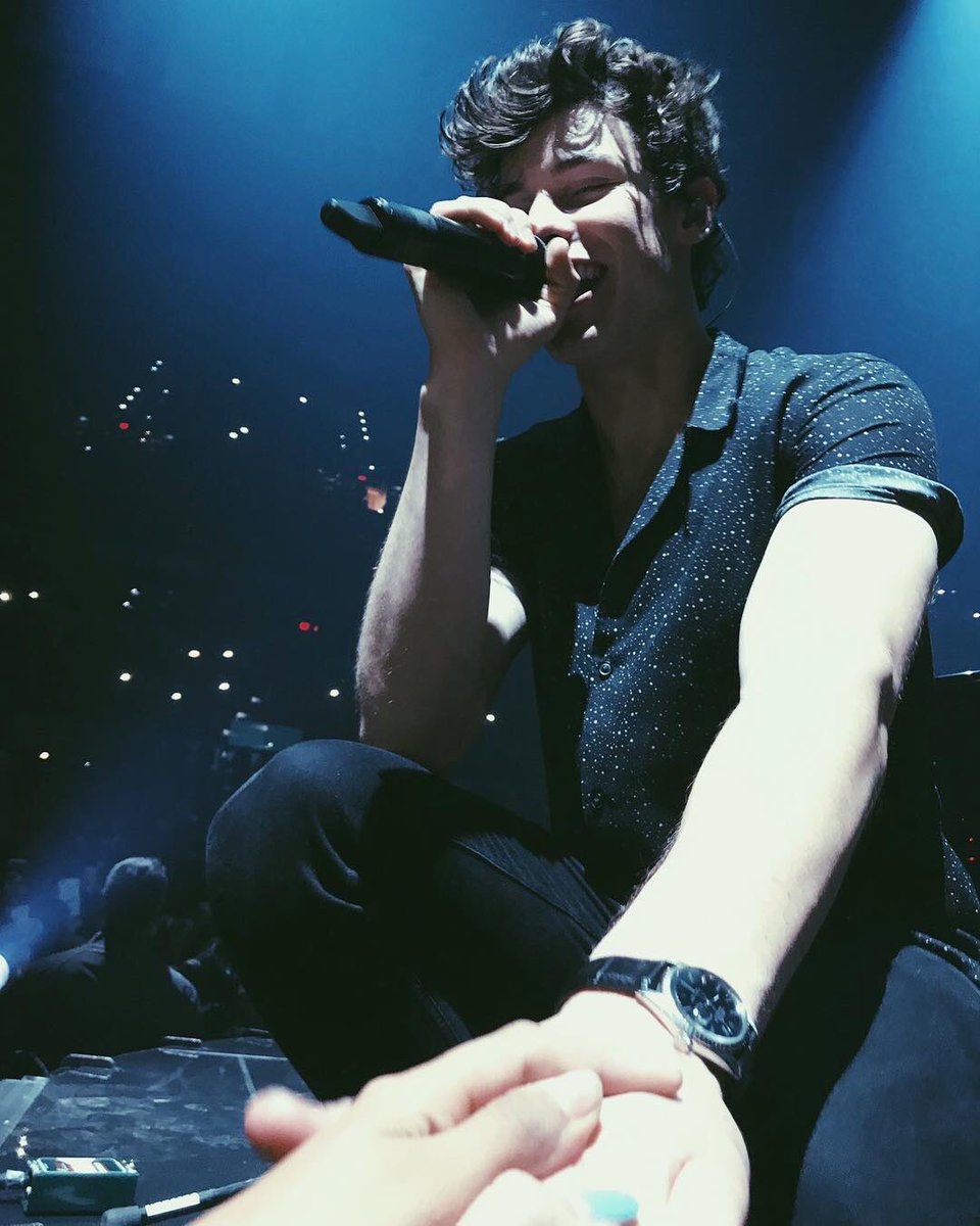 MendesArmyPT's tweet photo. "what we have, this is not a fan to artist relationship, this is a person to person relationship" 💙

#MtvHottest Shawn Mendes https://t.co/ahNVi79ahz