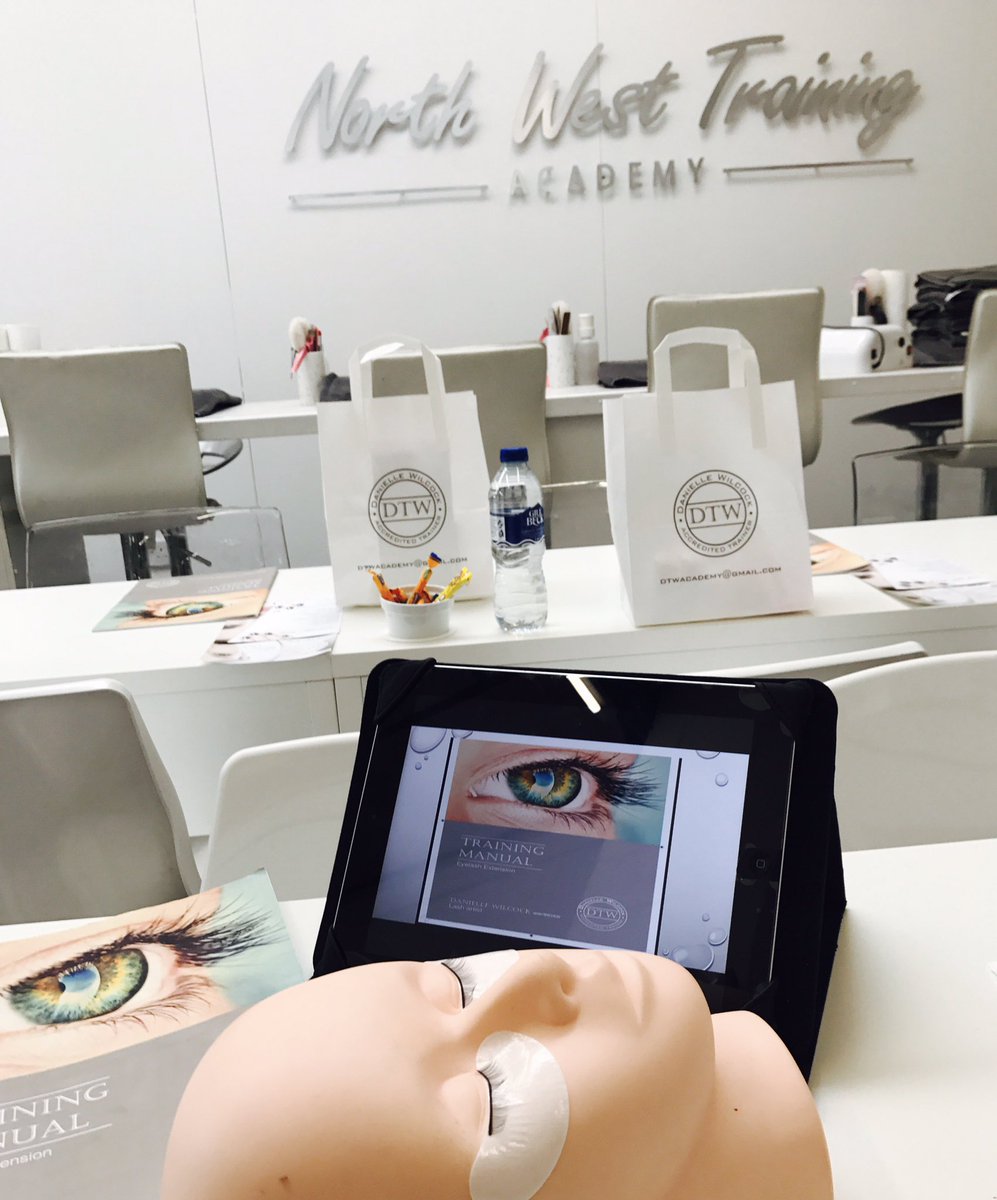 WilcockDanielle's tweet photo. ⭐��Happy Sunday Eyelash Extension Training ⭐️ #lashbase #nwtacademy #beverich @LashBase @WilcockDanielle @FabulashWirral https://t.co/ii5ID3TnfB