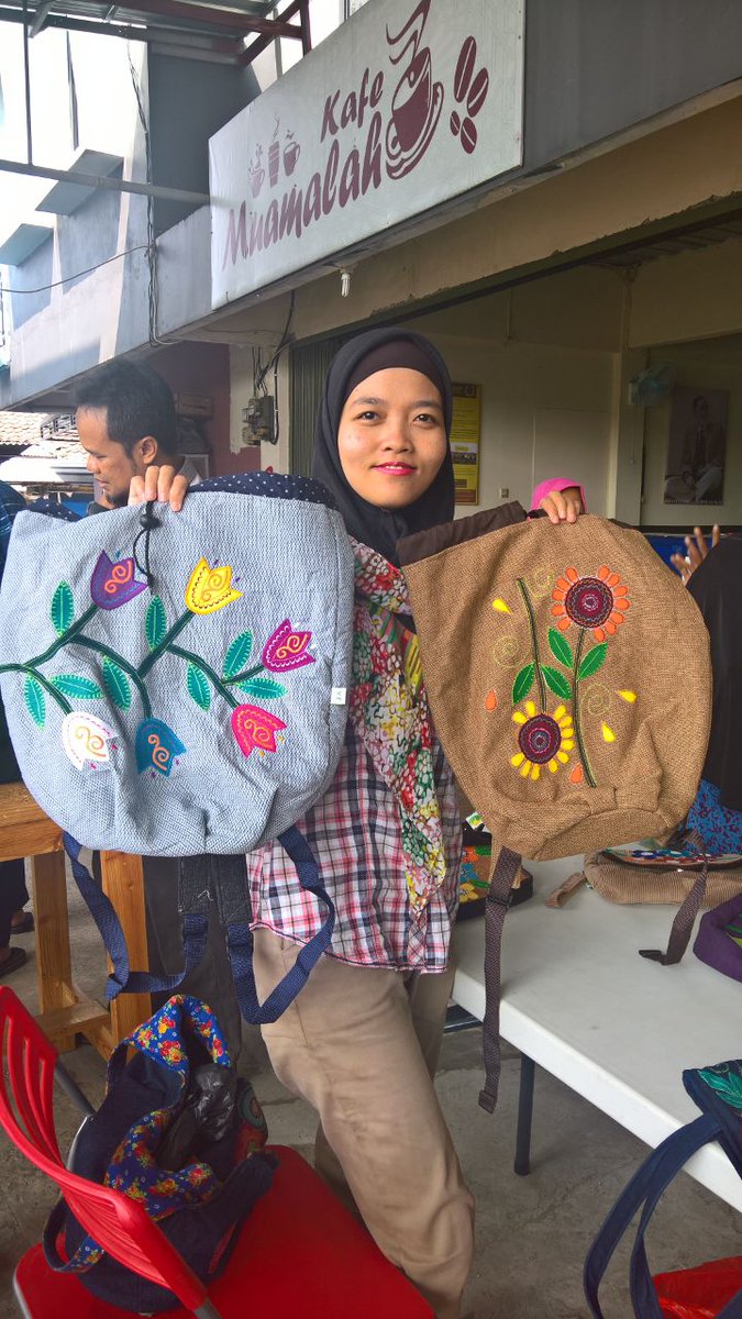 ZaimSaidi's tweet photo. Mbak Elfira Chairunisa berjualan tas etnis di Pasar Muamalah. Dibayar dengam #dirhamperak. Tadi pagi. https://t.co/PGxBPI3T6z