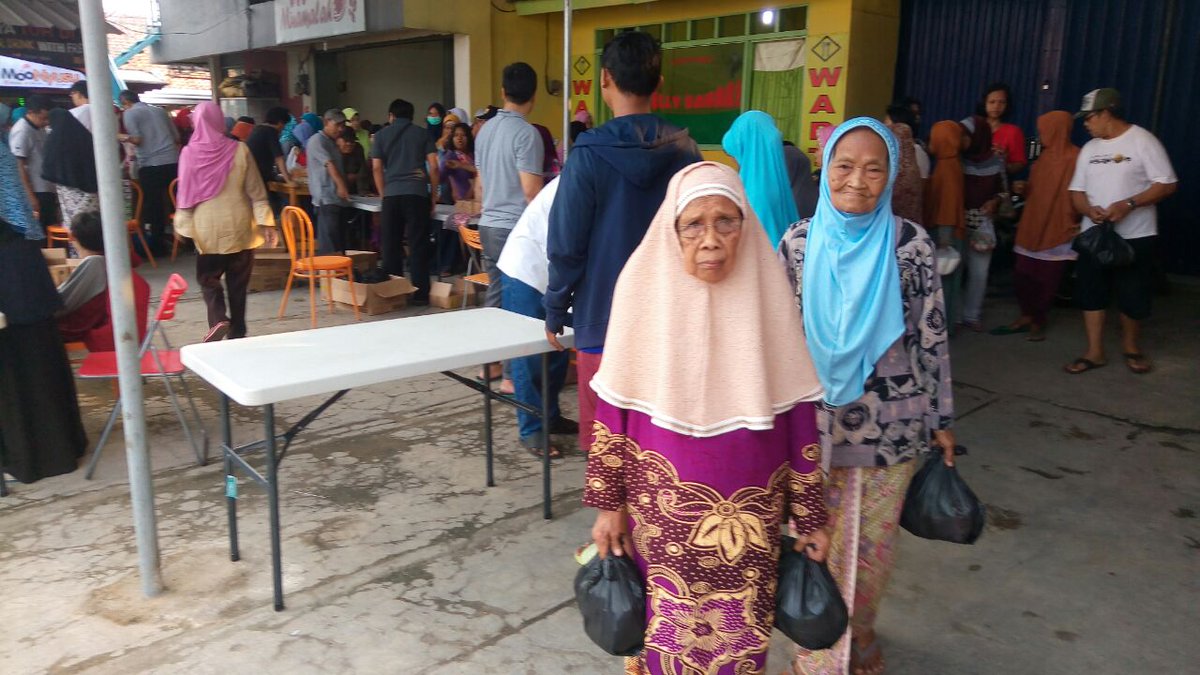 ZaimSaidi's tweet photo. Dua orang nenek meninggalkan Pasar Muamalah setelah membelanjakan #dirhamperak yang mereka peroleh dari zakat mal. TANAH BARU. Depok. https://t.co/9hb8jYKGKp