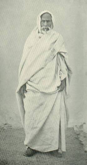 عليه ثياب لوتقاس جميعها
بفلس لكان الفلس منهن اكثر
وفيهن نفس لوتقاس ببعضها
نفوس الورى كانت أجل وأكبر
#الغرياني بعدمقابلة #عمرالمختار فى الأسر