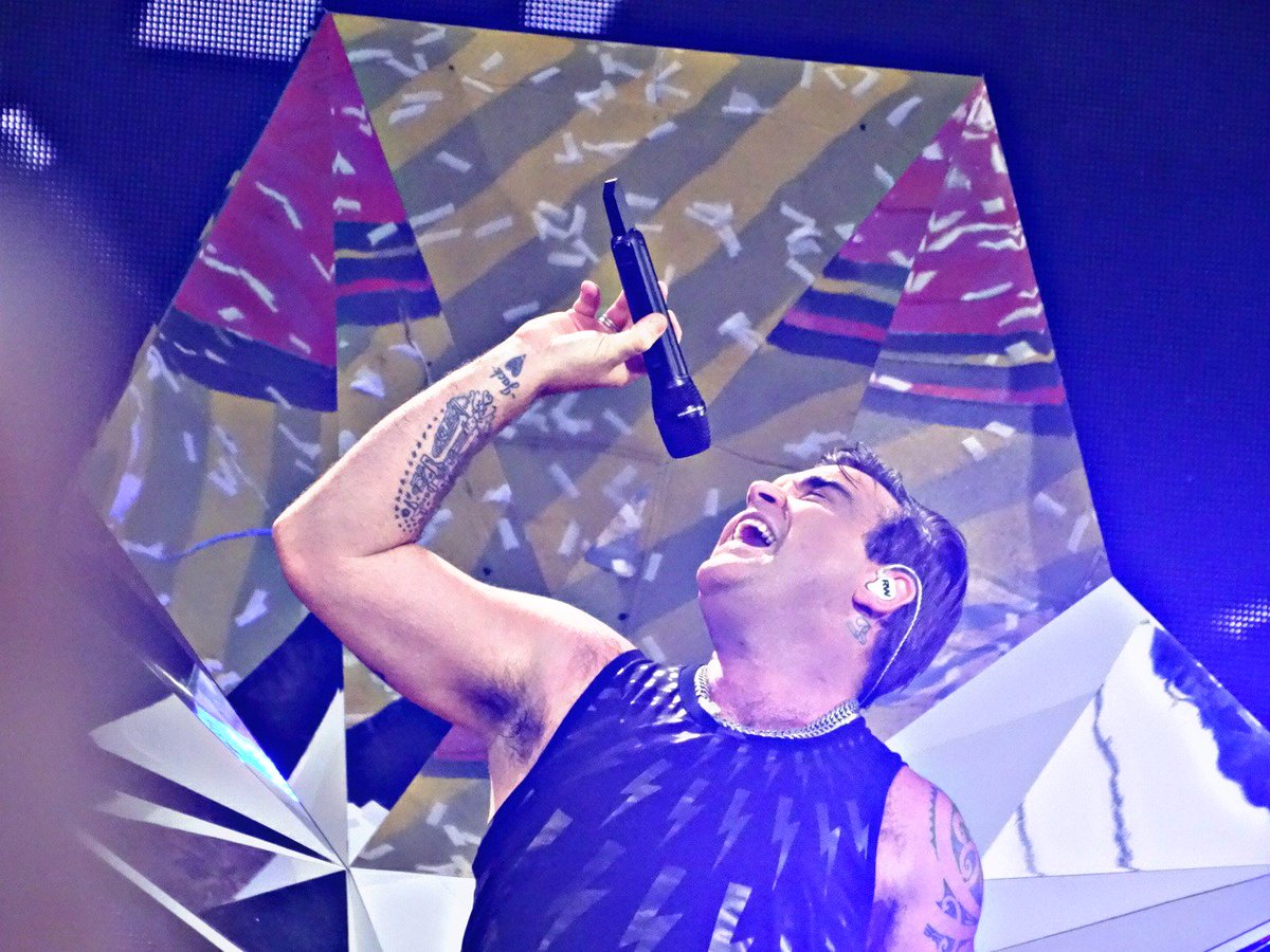 Twelliii's tweet photo. 18 days ago...❤️🎉 @robbiewilliams #RobbieLive #Theheavyentertainmentshowtour #nijmegen #goffertpark #holland #CauseIveHadTheTimeOfMyLife https://t.co/Wg74JKa1pu