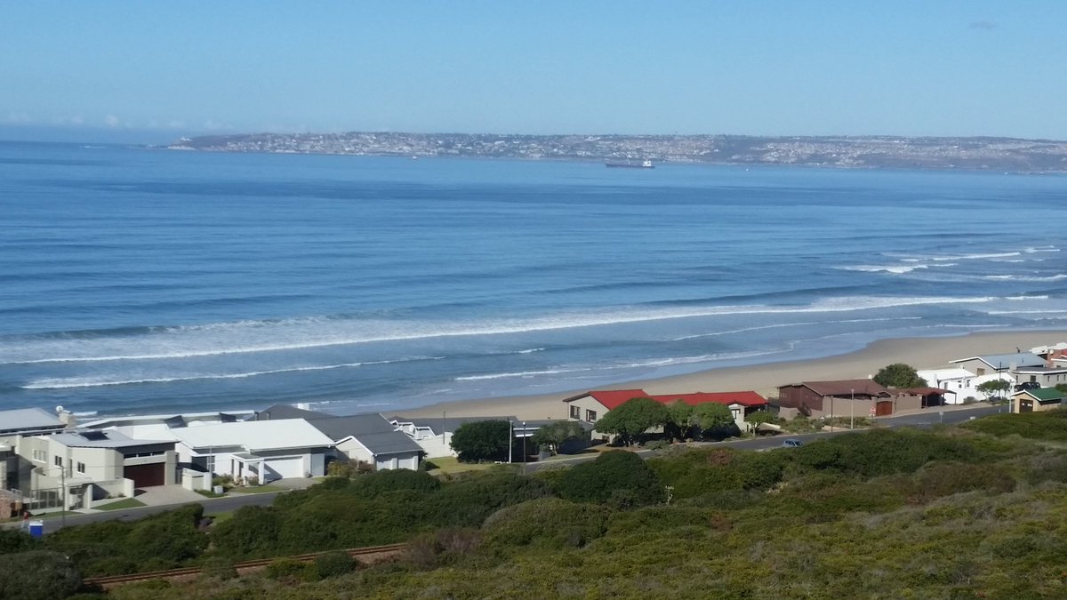 LouisCook45's tweet photo. Beautiful #winter day at #WhalephinGH Reebok, #MosselBay SA #TownoftheYear 2017. Whales playing #MBayAccom @visitmosselbay @TripAdvisor https://t.co/eaqck9jCD3
