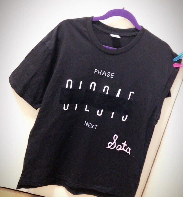 Da_iCE_sthnmr's tweet photo. NEXTPHASEのツアT落書きしてちょっといじった( 'ω' و(و
自分が行くとこだけちょっと主張してみる!わら
エーネはこれ着るぞヽ(∀)ノ
#Da__ice
#nextphase
#a_nation https://t.co/x7iTvDxyg7