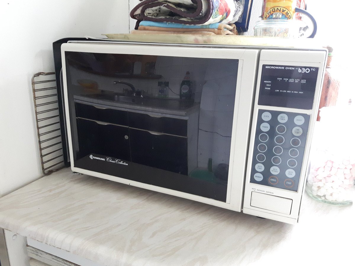 Jabskee's tweet photo. So my mums microwave oven has failed. 30 years to the day that I gave it to her. RIP. @SamsungUK https://t.co/bE9bJVpqiZ