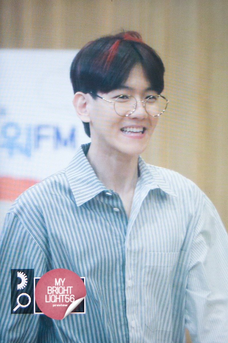 kyoongyang's tweet photo. 동네 새럼들!! 배켜니가 내가 디자인한 옷 입어따;ㅁ;!!!(쩌렁쩌렁 몇일 동안 못한 덕질 몰아서 하고 있는데 이제야 보다니;ㅅ; 엉엉 처음엔 비슷한 옷이겠거니 했는데 소매 보고 확실해진 ㅋㅋㅋㅋㅋㅋ https://t.co/pe9ZItBaDa