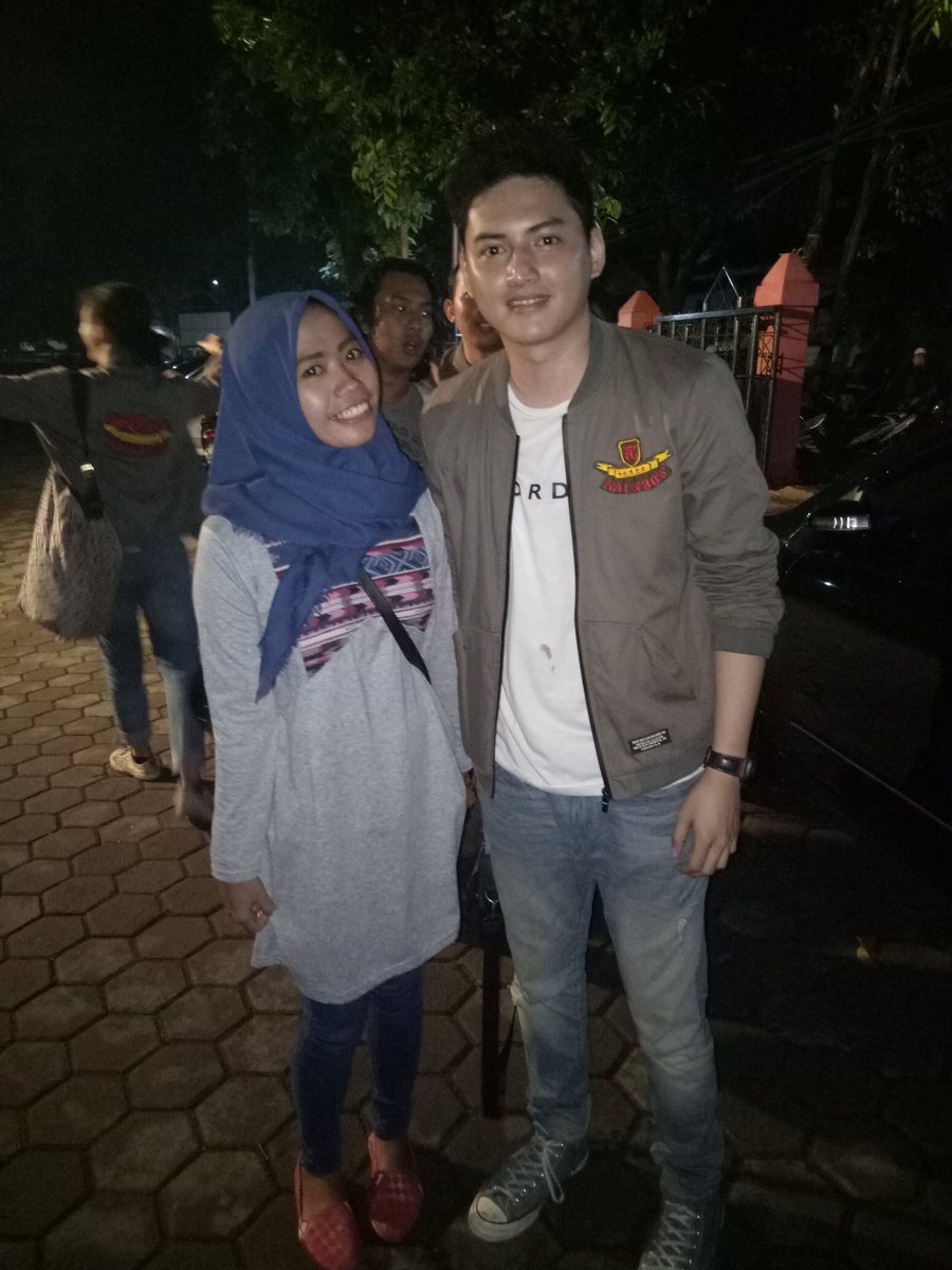 PujiyantiJP's tweet photo. akhirnya bisa photo bareng pemainnyaπ
π
walaupun belom semuanya sihππ
#Allover
#supportAnakLangit
#supportRainbow
#AnakLangitSctv
#sinemart https://t.co/PdQPKCejmQ
