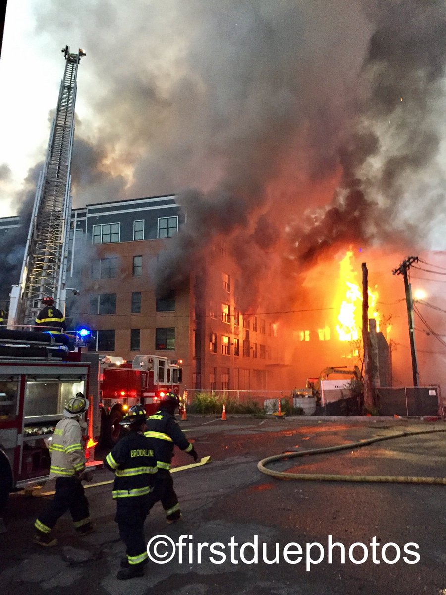 ENG1SFD's tweet photo. Waltham MA,7th Alarm fire continues to burn in surrounding properties in the Elm St complex.@firstduephotos #copywrited https://t.co/6XnDxTTyFe