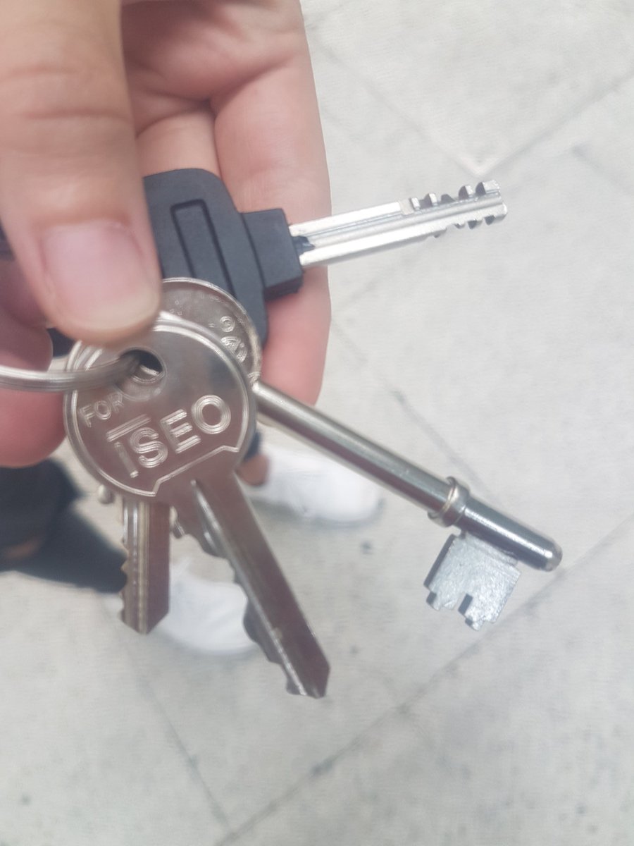 ClaireHv2's tweet photo. #Keysfound yesterday on tube at #kingscross  #Piccadillyline Handed in to @TfL Bermondsey Tube Station  @HannahCassidy19 https://t.co/u2oJeeZhLo