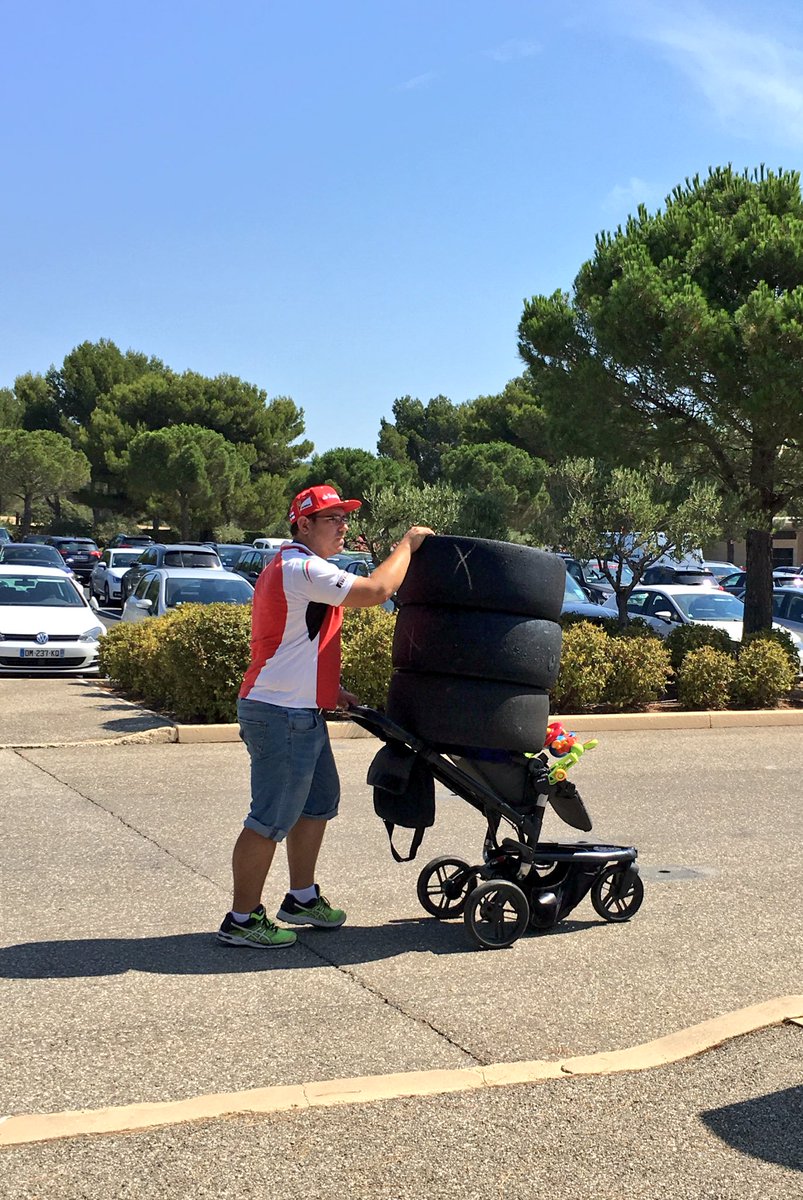MarcoBonanomi's tweet photo. He's fully committed..😂 #bestfans #motorsport https://t.co/lVWzOfNdiq