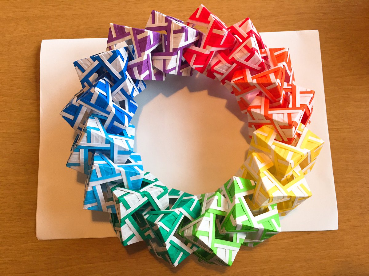 上さん 折り紙 Twitterren 遂に完成 またまた作りました 編みキューブのリースです 今回は虹色 と言いつつ8色 で仕上げました これで夏の 個人的 課題が一つ終わりましたねw 引き続き文化祭に向けて作品づくり頑張ります ง ง 折り紙