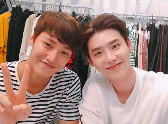 #WTwoWorlds reunion! #LeeJongSuk posted a photo of him with his "W" bodyguard #LeeTaeHwan entertain.naver.com/read?oid=076&a… #KoreanUpdates RZ