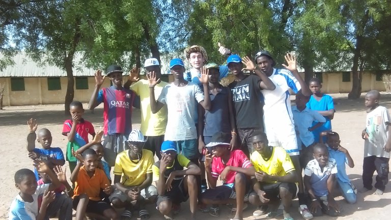 DrinkBaotic's tweet image. GOOD minds think alike, our Paul #crazyhatman in Gambia 2016 running for 100x10k #megameterrun #MMrun Keep it up! 😎🖒🍓🍌🌴