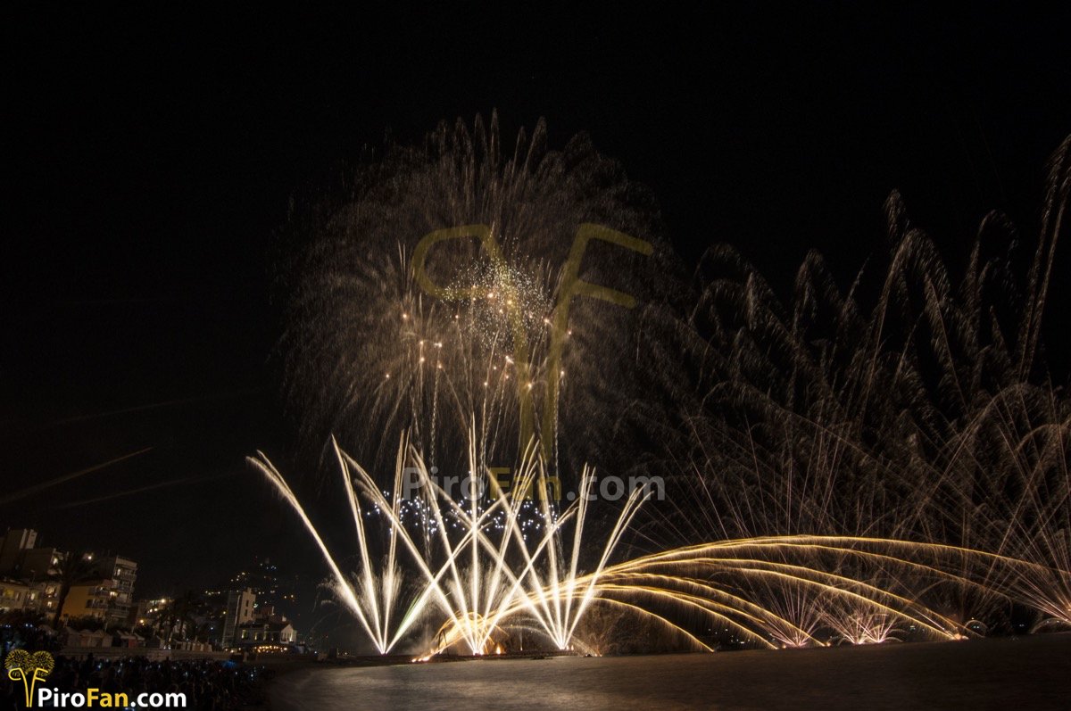 Fotografías del 1er castillo de <a href="/ElsfocsdeBlanes/">Els Focs de Blanes</a> disparado por <a href="/PiroVulcano/">Pirotecnia Vulcano</a> <a href="/culturafestes/">Cultura i Festes</a> facebook.com/pg/PiroFan/pho…
