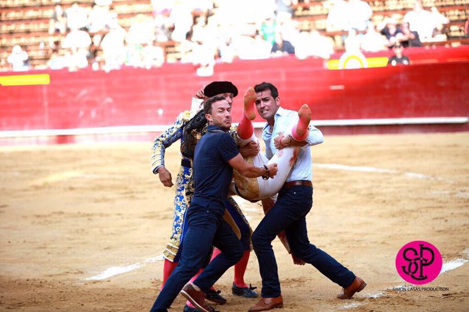 FansRafaelillo's tweet photo. Jugarse la vida para salvar a un amigo.
@RRRafaelillo haciéndole el quite a cuerpo limpio.Impresinante. https://t.co/NR4wTOG0XQ