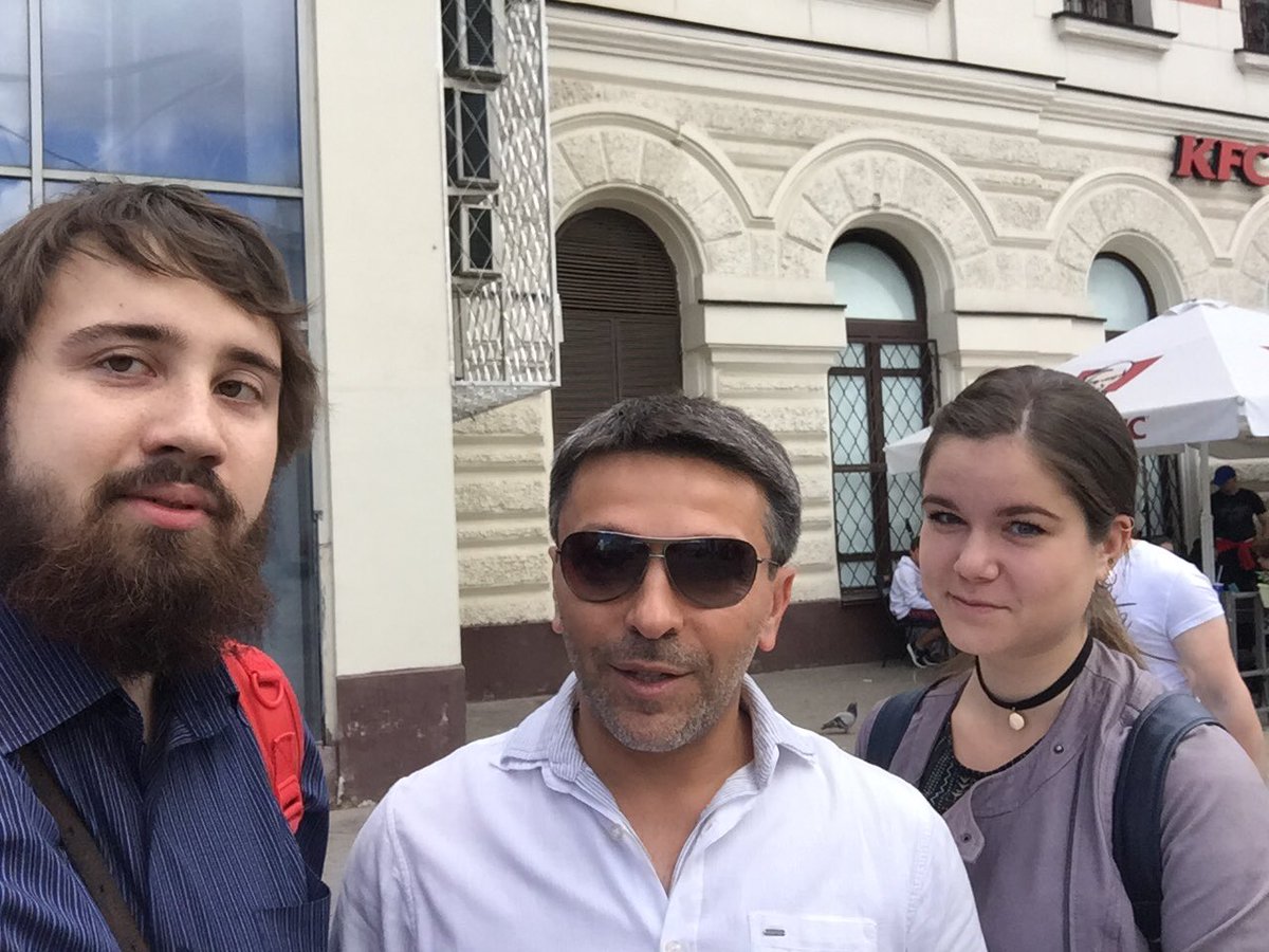 Engels_MC_'s tweet photo. Тот момент, когда ждешь на вокзале Тимоху, а с тобой фоткается Леонид Барац😎👏🤘
#КвартетИ
#НеожиданнаяВстреча
#ПреданныеФанаты
#ТимохаНеУспел https://t.co/gDHhlYN1Mx