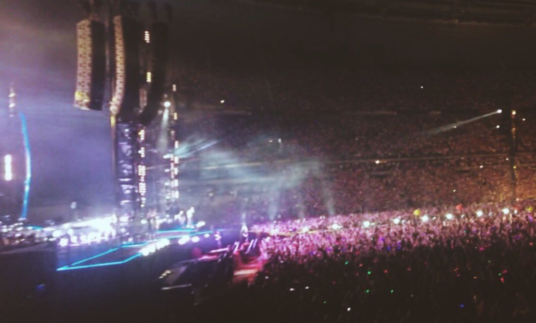 Clacl0u's tweet photo. La musique est un langage universel #concertcoldplay https://t.co/KxpAa2RrdZ