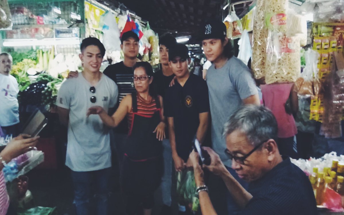 BoybandPH's tweet photo. Spotted sa palengke ang boys! 🙌😍 Abangan natin 'yan mamaya sa #BPHXComfortFood 😊 https://t.co/L6Em7BnFnl