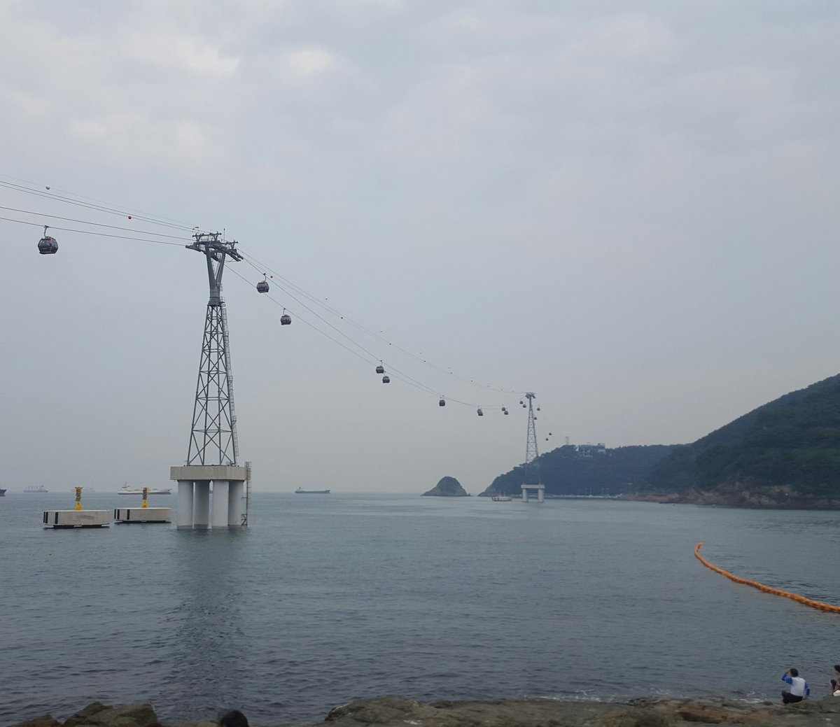 yamishwe90's tweet photo. Jjong...look where we are? 😀😀
#songdobeach #songdoelementaryschool
#이종현 #LeeJonghyun @cnbluegt https://t.co/mtfNQIEUzx