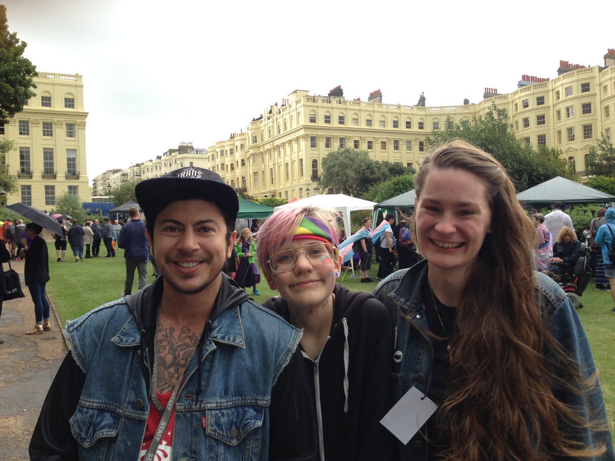 Noa_Avis's tweet photo. It was really great meeting @UglaStefania and @theFoxFisher yesterday, sorry owl for making you stand in the rain so I could find a pen :) https://t.co/jhCqEq9Qg6
