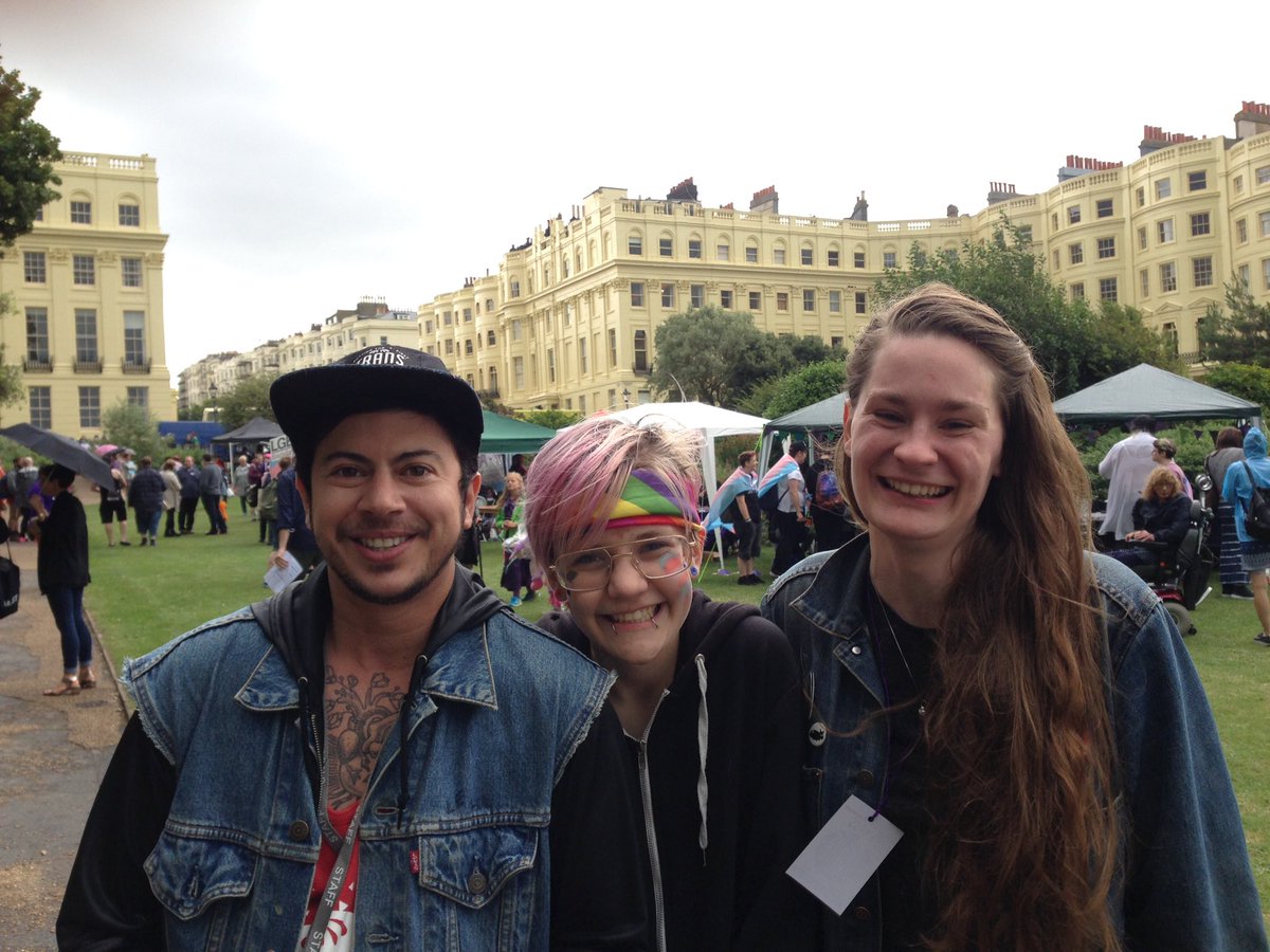 Noa_Avis's tweet photo. It was really great meeting @UglaStefania and @theFoxFisher yesterday, sorry owl for making you stand in the rain so I could find a pen :) https://t.co/jhCqEq9Qg6