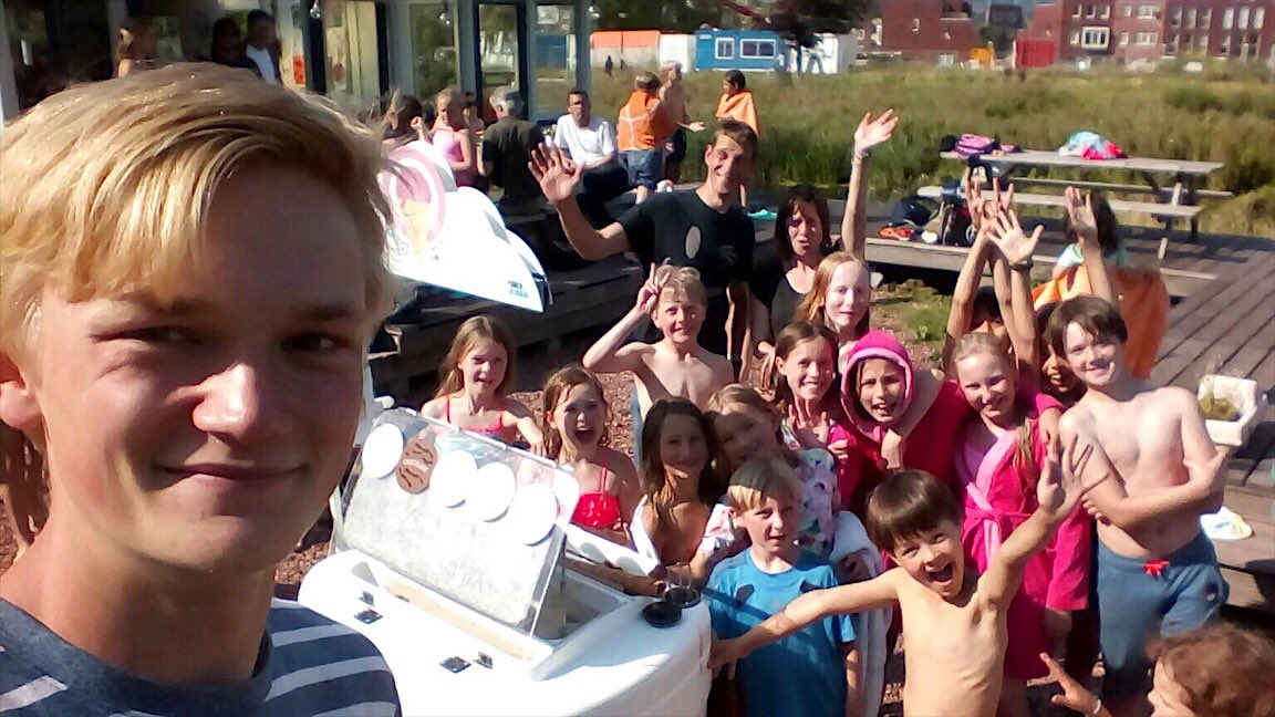 Tim: "Dat moment dat je de kids van 't feestje waar je net bent geweest, weer tegenkomt. En ze wéér allemaal een ijsje bij je komen halen."