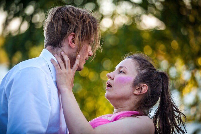 Aurinko hellii Mustikkamaata ja illan esitykseen on vielä vapaita paikkoja. Tervetuloa!
Liput: ylioppilasteatteri.tapahtumiin.fi/fi/